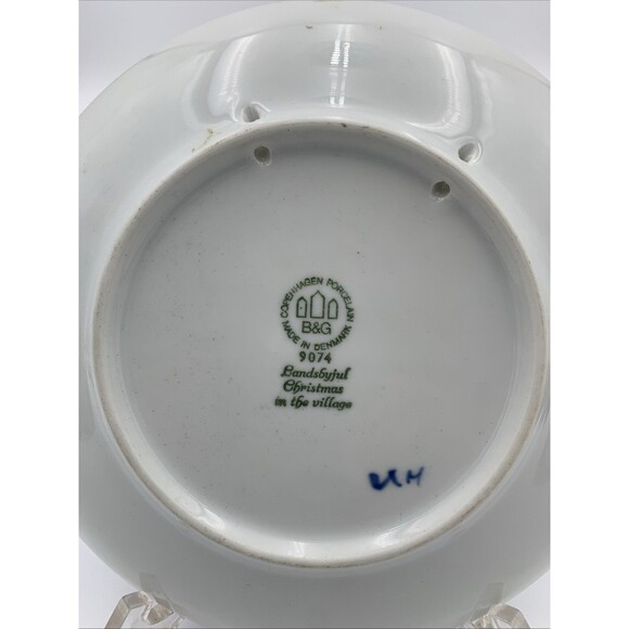 Bing & Grondahl  Copenhagen Porcelain "Christmas in the Village" 1974 Plate - Picture 3 of 4